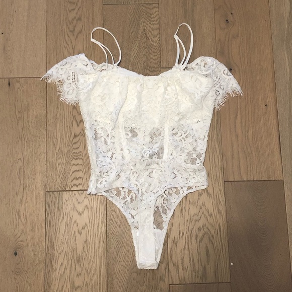 Lulu’s White Lace Bodysuit corset ruffle Sz S - Picture 3 of 16